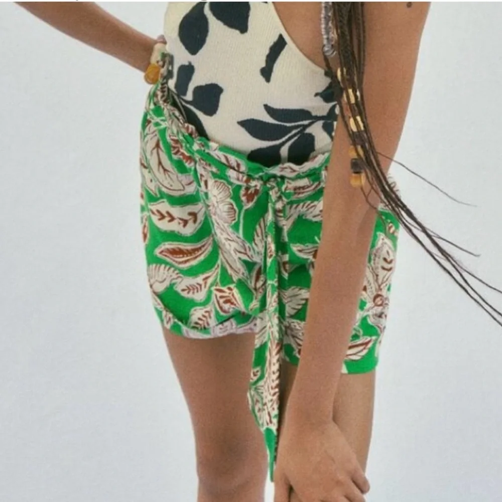 Zara Green, Brown Cream Leaf Print Paper Bag Shorts X-Small Excellent Condition